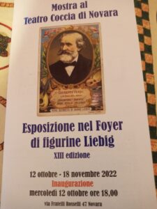 esposizione nel foyer di figurine liebig teatro Coccia