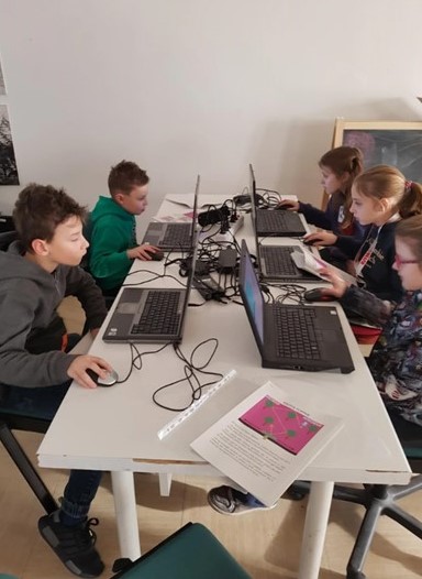 Ragazzi durante un CodeDojo 