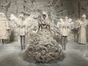 A Palazzo Reale di Milano fino al 31 luglio la mostra che presenta le creazioni uniche di Alta Moda, Alta Sartoria e Alta Gioielleria della Maison Dolce & Gabbana.