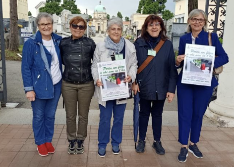 “Porta un fiore a chi non ce l’ha”: torna il gesto che dà memoria