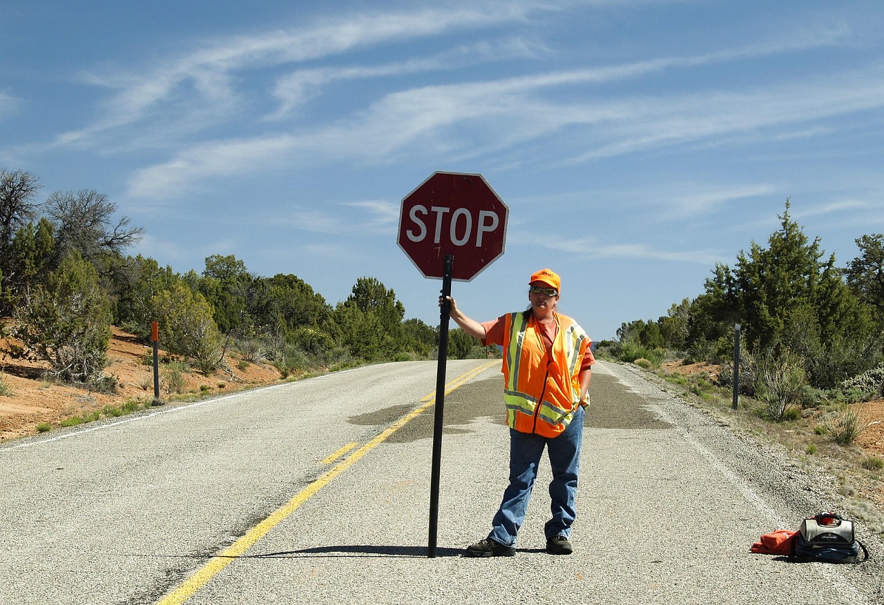 flagman human person traffic 190063 - cantiere